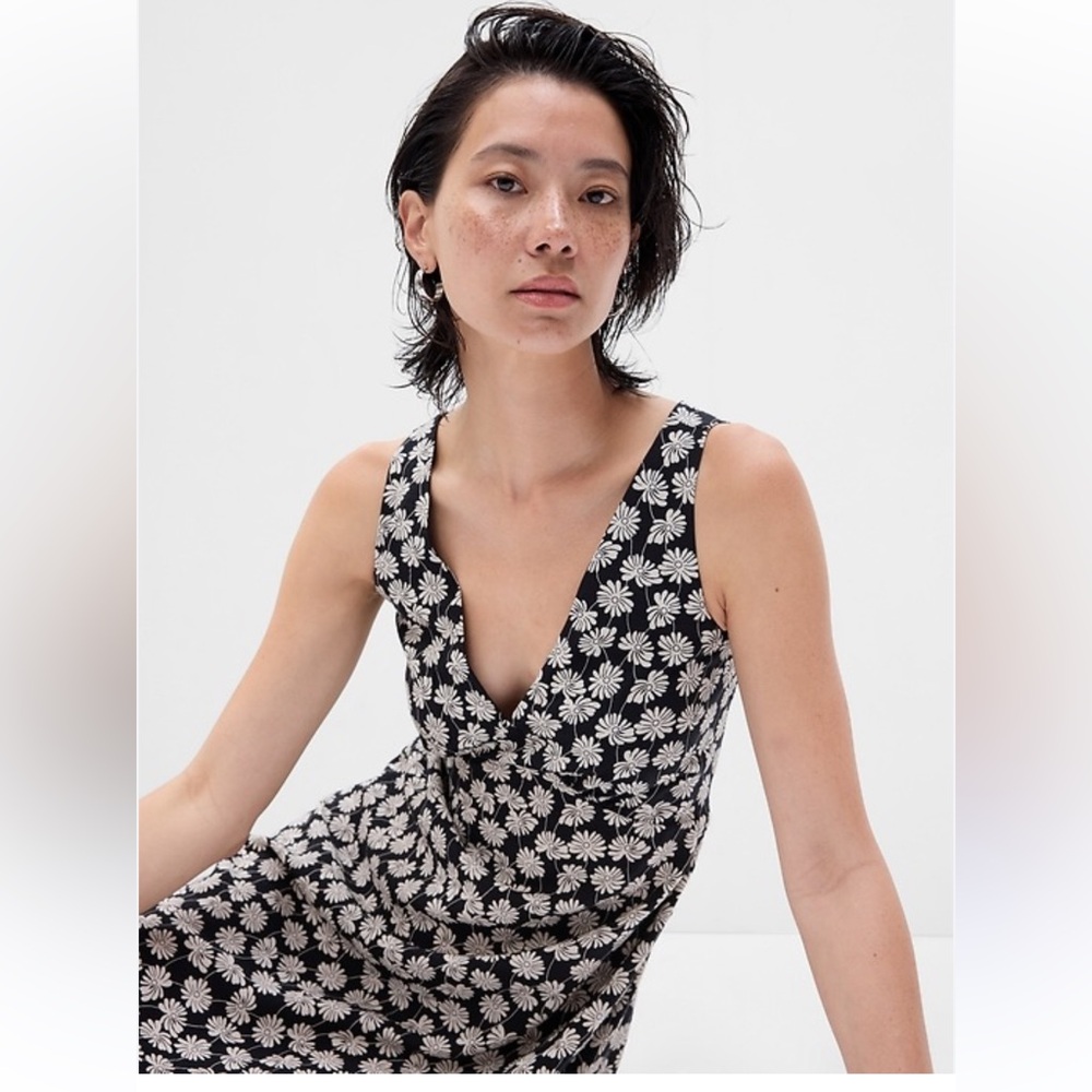 NWT Gap daisy print v-neck  mini dress